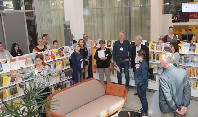Lara van der Graaf geeft tijdens een rondleiding uitleg aan de aanwezigen. Foto: Jan van Es