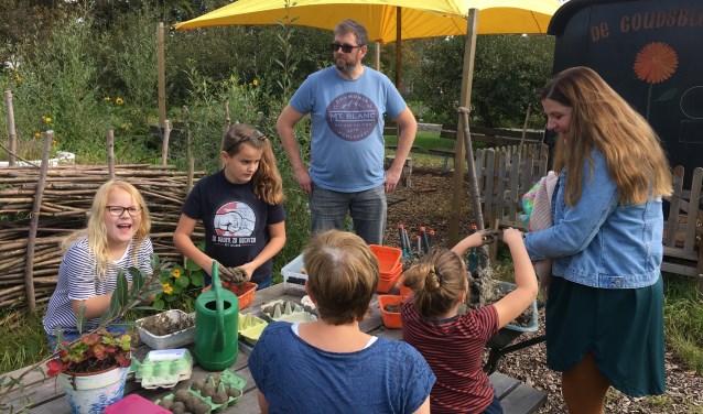 'Zaadbommetjes' maken op de Zoete Aarde. Foto: pr