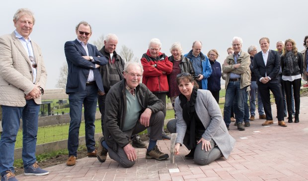 Projectwethouder Bianca Bremer van Bereikbaar Stompwijk en Leen Vellekoop, bewoner van een van de Drie Molens aan de Stompwijkseweg, sloegen de laatste klinker in het wegdek (foto: Michel Groen).