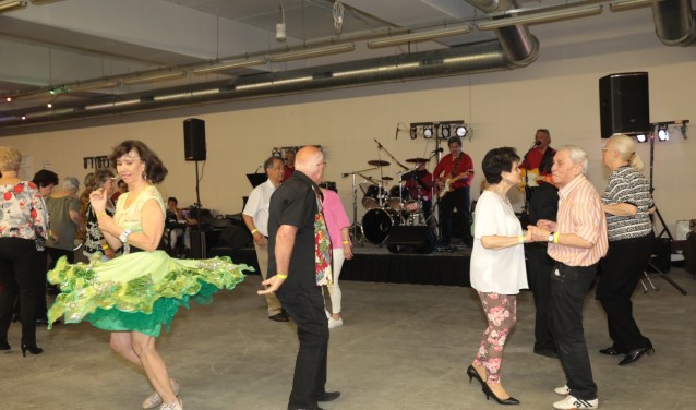 Op het festijn in SilverDome (Kumpulan Benefiet) voor dit goede doel kwamen maar liefst 400 bezoekers heerlijk dansen en eten. Foto: Jan van Es