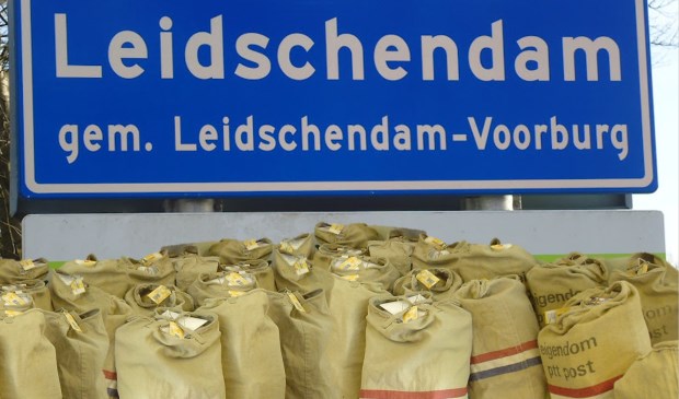Als het aan DamBelang ligt ontvangt het gemeentebestuur postzakken vol ansichtkaarten. (Foto: DamBelang)