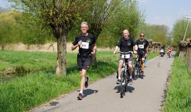 Zowel de wandelaars als de estafettelopers (foto) gingen richting het Bentwoud. Foto: Bianca van de Leur