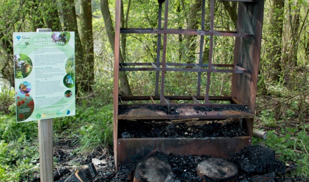 Het mooie insectenhotel in de Natuurtuin is volledig leeggeplunderd en de inhoud in brand gestoken. Foto: Vrienden Natuurtuin Zoetermeer