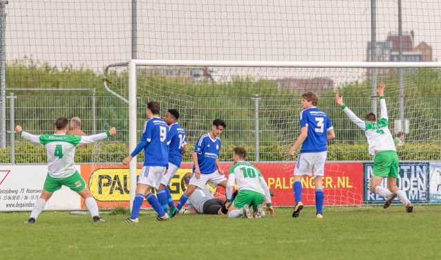 In de 87e minuut kon de tot 'man of the match' uitgeroepen Remco Bor na een prima voorzet uithalen en de 1-1 scoren. Foto: Cees Luiten