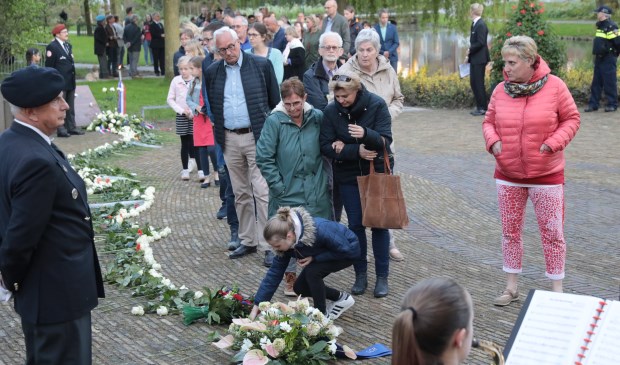Er werden kransen en bloemen gelegd. Foto: Jan van Es