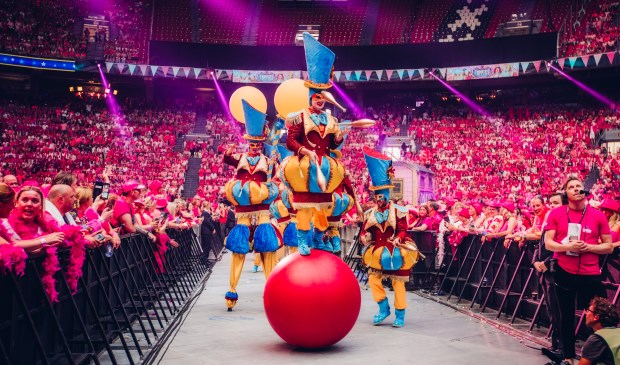 Zoetermeerse artiesten van Circo di Strada traden drie keer op in een uitverkochte ArenA. Foto: Elke Briers Concertfotografie