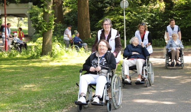 De deelnemers wandelen en rijden routes van circa 4 km rondom de desbetreffende locatie. Hier vanuit locatie Albrandswaard. Foto: Jan van Es