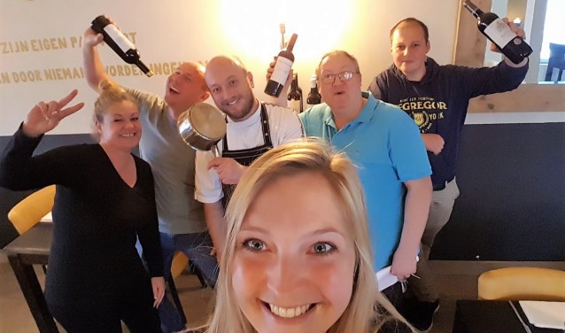 De restauranteigenaren en Turion Events hebben het érg gezellig tijdens de bespreking van de gerechten (foto: pr).