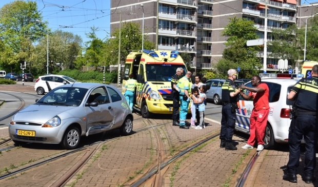 Enkele kinderen werden door de ambulancedienst ter plaatse nagekeken en een slachtoffer moest met onbekend letsel naar het ziekenhuis (foto: Lucien de Vries).