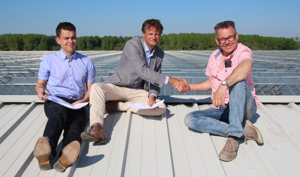 De intentie-overeenkomst van de Energiecoöperatie Pijnacker-Nootdorp werd ondertekend op het dak waar duizend zonnepanelen moeten komen te liggen. Ronald Berk en Matthijs Beke van de cooperatie kwamen weer veilig beneden evenals de kweker en de fotograaf!