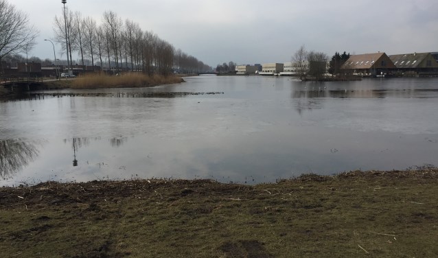 Orlando lag een week in het water van de Blauwe Loper. Na een anoniem telefoontje werd zijn lichaam gevonden bij het eilandje (rechts).