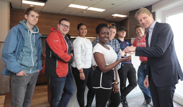 Wethouder Taco Kuiper overhandigt de eerste sleutel aan studente Belyse Akimana, een van de bewoners van Melrose Place. Foto: Jan van Es