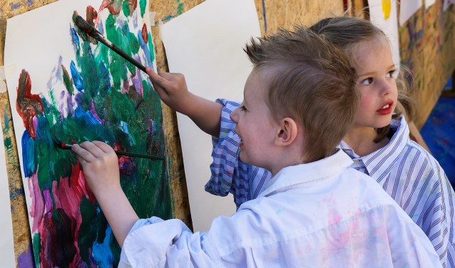 Kliederen op de schilderwand aan de Zuyderloostraat tijdens de Kinderstraatspelen (foto: Michel Groen).