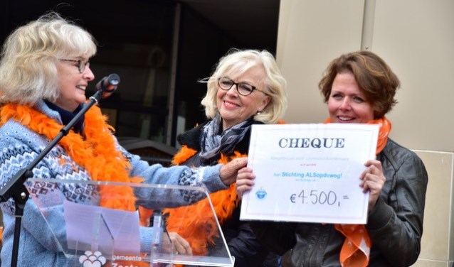 Twee afgevaardigden van Lionsclub Soetermare overhandigden Cindy van Tol als vertegenwoordiger van ALSopdeweg! de cheque. Foto: Kees v/d Graaf