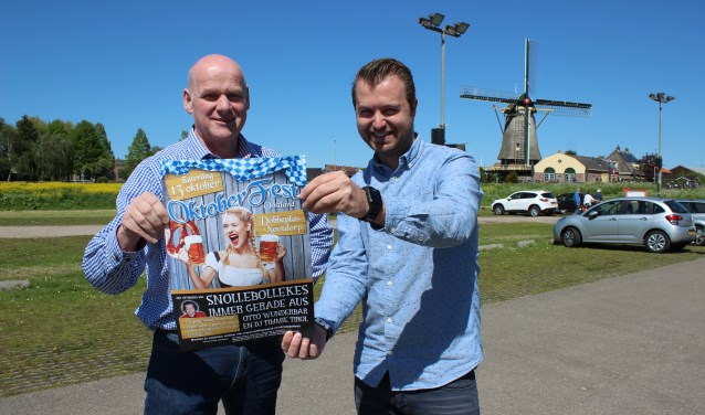 Piet Vergeer en David Schut op de plek waar het op 13 oktober allemaal moet gaan gebeuren. (foto: Martijn Mastenbroek)