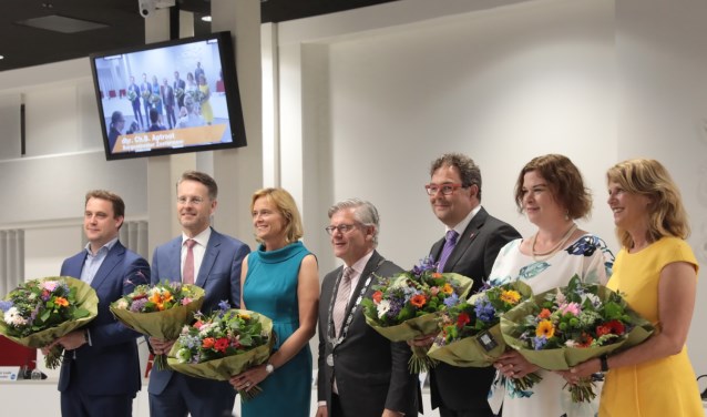 De wethouders Marc Rosier (VVD), Robin Paalvast (D66), Ingeborg ter Laak (CDA), Charlie Aptroot, burgemeester, Jan Iedema (VVD), Jakobien Groeneveld (GroenLinks) en Margreet van Driel (LHN). Foto: Jan van Es
