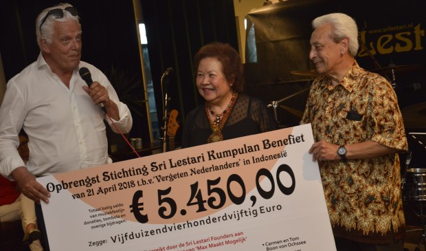 Trots overhandigden organisatoren Carmen en Tom Boon von Ochssee van stichting Sri Lestari uit Zoetermeer de cheque aan Jan Slagter. Foto: pr