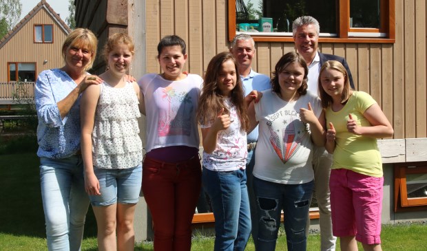 Initiatiefneemster en begeleidster Irene Scheffers, Vivian, Demi, Sophie, zorgmanager Arne, Donna, Parkmanager Arjan, Naomi. Foto: Ad Groenendaal