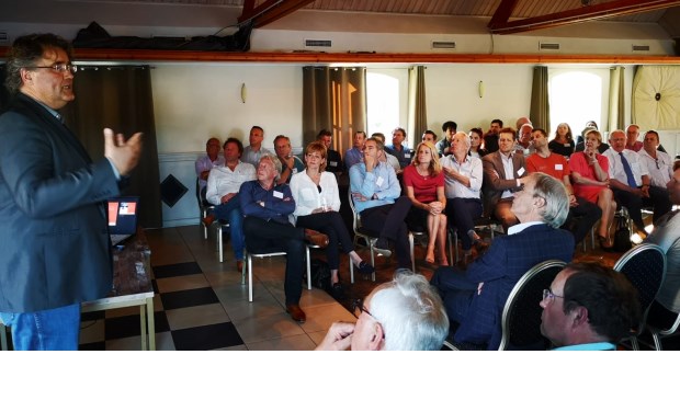 De kernvraag van de avond was: 'Heeft Retail bestaansrecht in Zoetermeer?' Er was een grote bereidheid onder alle aanwezige partijen om de handen ineen te slaan. Foto: pr