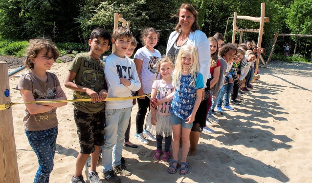 Wethouder Nadine Stemerdink (sport en openbare ruimte) opende de nieuwe speelplek en sportplek in het bijzijn van hun bedenkers Lobke en Alvaro (foto: Michel Groen).
