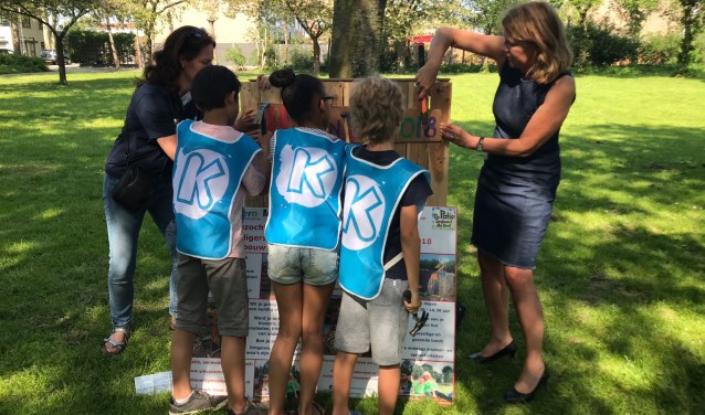 Wethouder Margreet van Driel aan de slag. Komende zomervakantie wordt de eerste Huttenbouwweek van Zoetermeer georganiseerd. Foto: pr