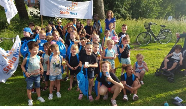 Leerlingen IKC Stella Nova 'Wandelen voor Water' tijdens de eerste dag van de Avond4daagse. Foto: pr
