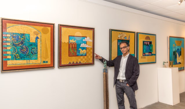 Terra Exposeert: nog steeds zijn de prachtige kleuren, de motieven, heilige symbolen en verhalen van Iran een grote inspiratiebron voor Masoud Gharibi. Foto: Annelize van der Helm