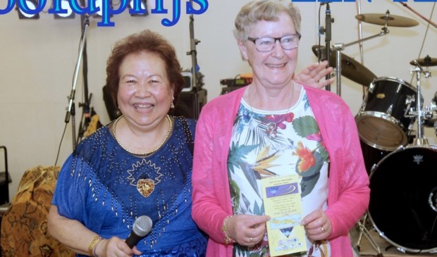 Carmen Boon von Ochssee van Stichting Sri Lestari met Lenie Saarloos, de winnares van de hoofdprijs van de tombola: een reis naar Bali. Foto: pr
