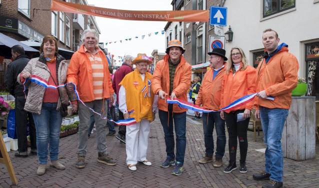 Opening van de festiviteiten in de Venestraat in Leidschendam (foto: Michel Groen).