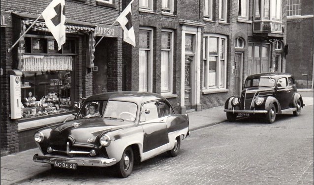 Waar nu horecazaken zitten, was vroeger onder andere Bakkerij Remmerswaal gevestigd (archieffoto).