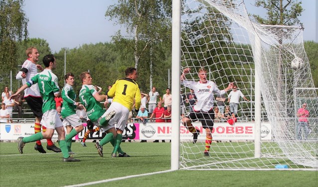 Invaller doelman Milan v.d. Veer (SEV) heeft net misgetast en ziet de 2-2 (kopbal) in het net verdwijnen (foto: Rik Driessen).
