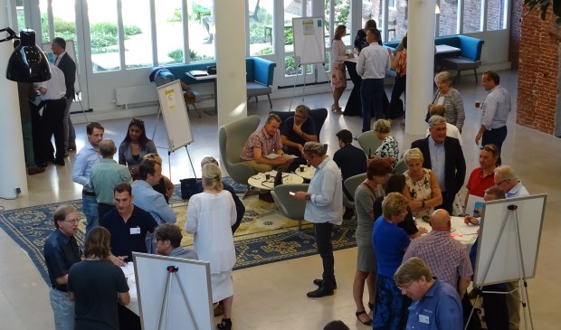 Inwoners en ondernemers in gesprek met onderhandelaars van VVD, CDA, PvdA en ChristenUnie-SGP. (Foto: PR)