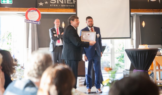 Fred van Zwieten, executive director bij BNI, reikt de prijs uit bij De Sniep. Foto: Bas Wondergem