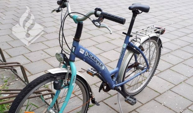 Deze fiets staat op het schoolplein aan de Dobbelaan 4 in Leidschendam. (Foto: Politie LV)