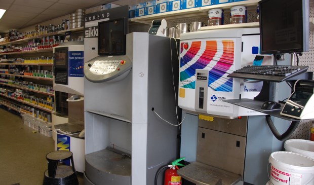 De drie professionele verfmerken, Sigma, Sikkens en Wijzonol hebben elk een eigen mengmachine, klaar terwijl u wacht!