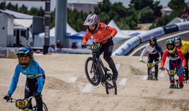 Maddox van Deene (m.) in actie op de Wereldkampioenschappen BMX in Azerbeidzjan. Foto: Remco Huvermann