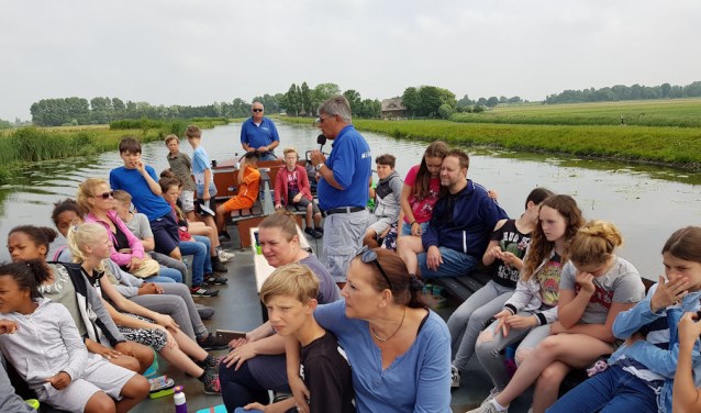 Leerlingen van groep 8 luisteren naar het verhaal over de noodlanding van de Amerikaanse bommenwerper. Foto: pr