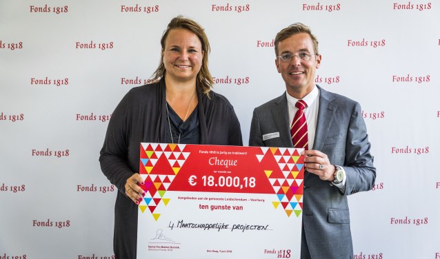 Wethouder Nadine Stemerdink (l.) ontvangt de cheque uit handen van Fonds 1818-directeur Sanne ten Bokkel Huinink (foto: Valerie Kuypers).