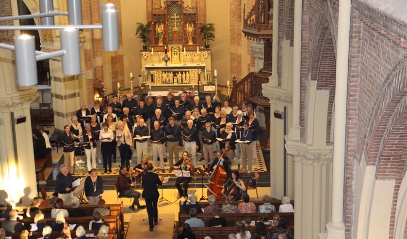 Cantores treedt meestal op in de RK–kerk van Nootdorp maar nu is de kerk in Pijnacker de place to be.