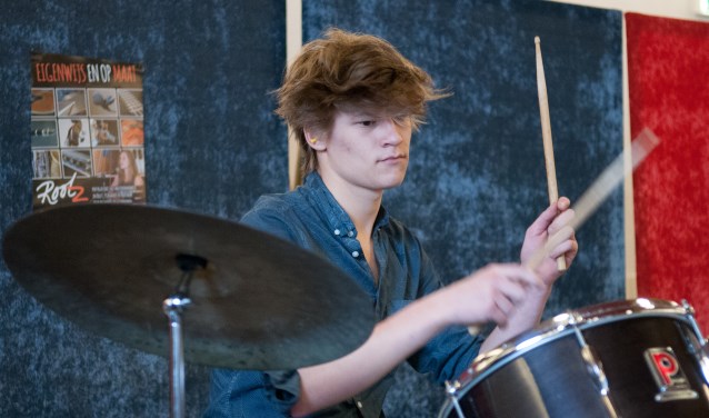 Muzikale talenten op het podium bij Rootz Muziekschool. (foto: Liesbeth Bergen)