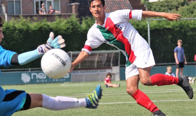 Enrico Geus (Stompwijk'92) scoort zijn 3e doelpunt van de middag tegen HVV (foto: AW).