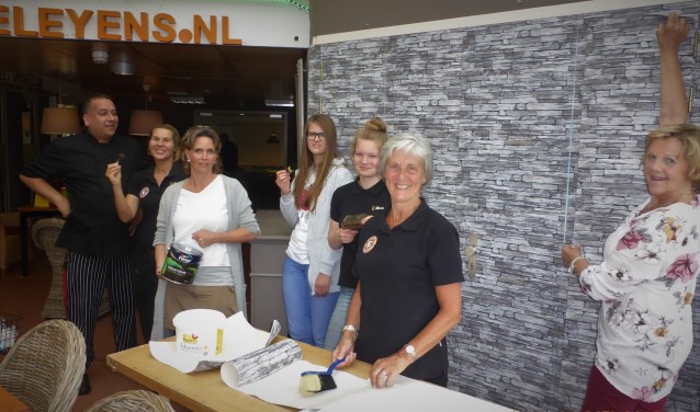 De groep klussers bestaande uit de kok, de gastvrouw, stagiaires en vrijwilligers. Foto: Palet Welzijn