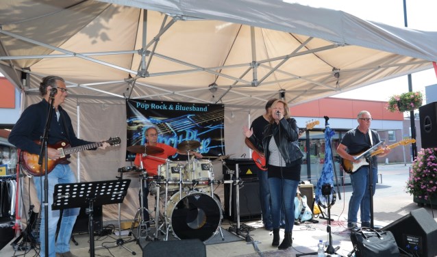 De Pop-, Rock- en Bluesband Fancy Blue met zangeres Carien. Foto: Jan van Es