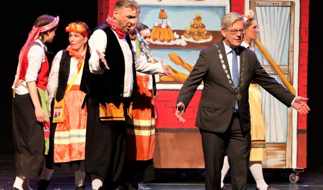 Burgemeester Charlie Aptroot speelde met verve de rol van burgemeester. Foto: Fred Roland