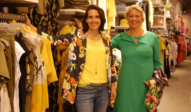 Adviseuses Femke en Riet laten zien dat geel de nieuwe zomerkleur is.