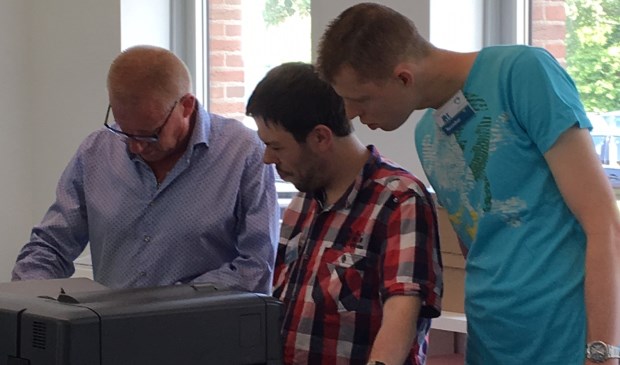 Mark en Peter aan de slag bij het Document Productie Centrum van de gemeente in het kader van de Prokkelweek (Foto: PR)
