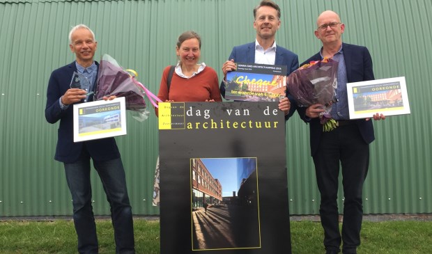 Winnaars Gemma Smid Architectuurprijs 2018 met Gemma Smid en wethouder Robin Paalvast. Foto: Alex Berendsen