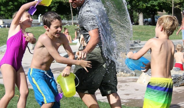 Watergevecht tijdens de buitenspeeldag (foto: SenW).