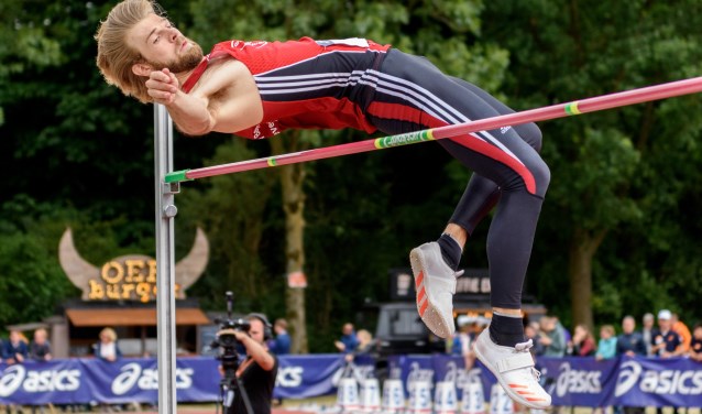 Douwe Amels (ARV Ilion) met zijn gouden sprong over 2m20 en de eerste plek bij het NK atletiek in Utrecht. Foto: Ed Turk fotografie
