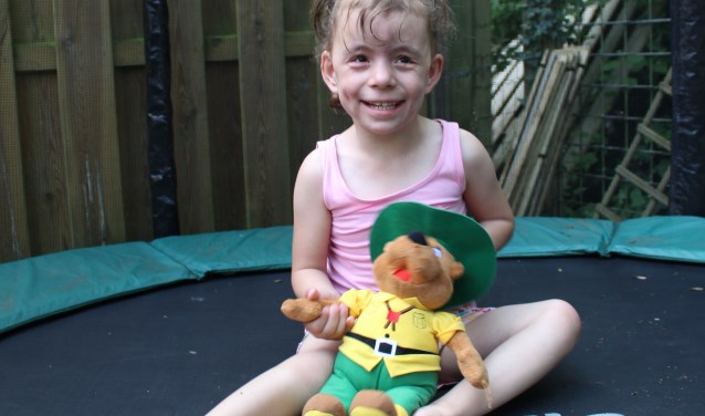 Senna met haar favoriete knuffel Bollo (foto/tekst: Naomi Defoer).